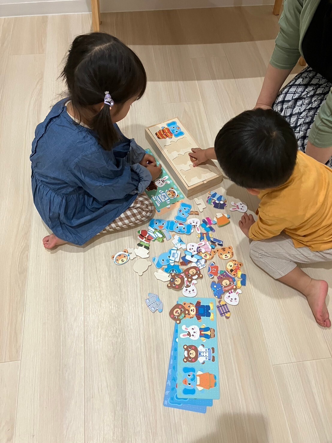 2人の子供がおもちゃで遊んでいる様子の画像